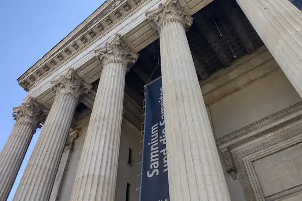 Außenansicht der Staatlichen Antikensammlungen München mit korinthischen Säulen – Museumsführung mit Paul Riedel.